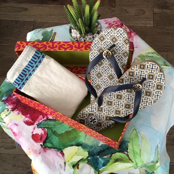 Brand New w Box Tory Burch logo flip flops - Picture 2 of 6